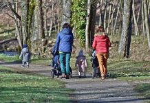 RS: Sve manje majki tinejdžerki, a sve više majki u 40-im godinama