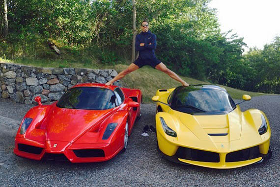 zlatan-ibrahimovic-s-dva-ferrarija