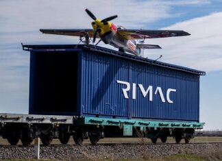 Red Bullov pilot uspješno izveo slijetanje avionom na voz u pokretu